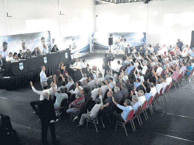 Los asambleístas de la AFA votaban ayer, a mano alzada.