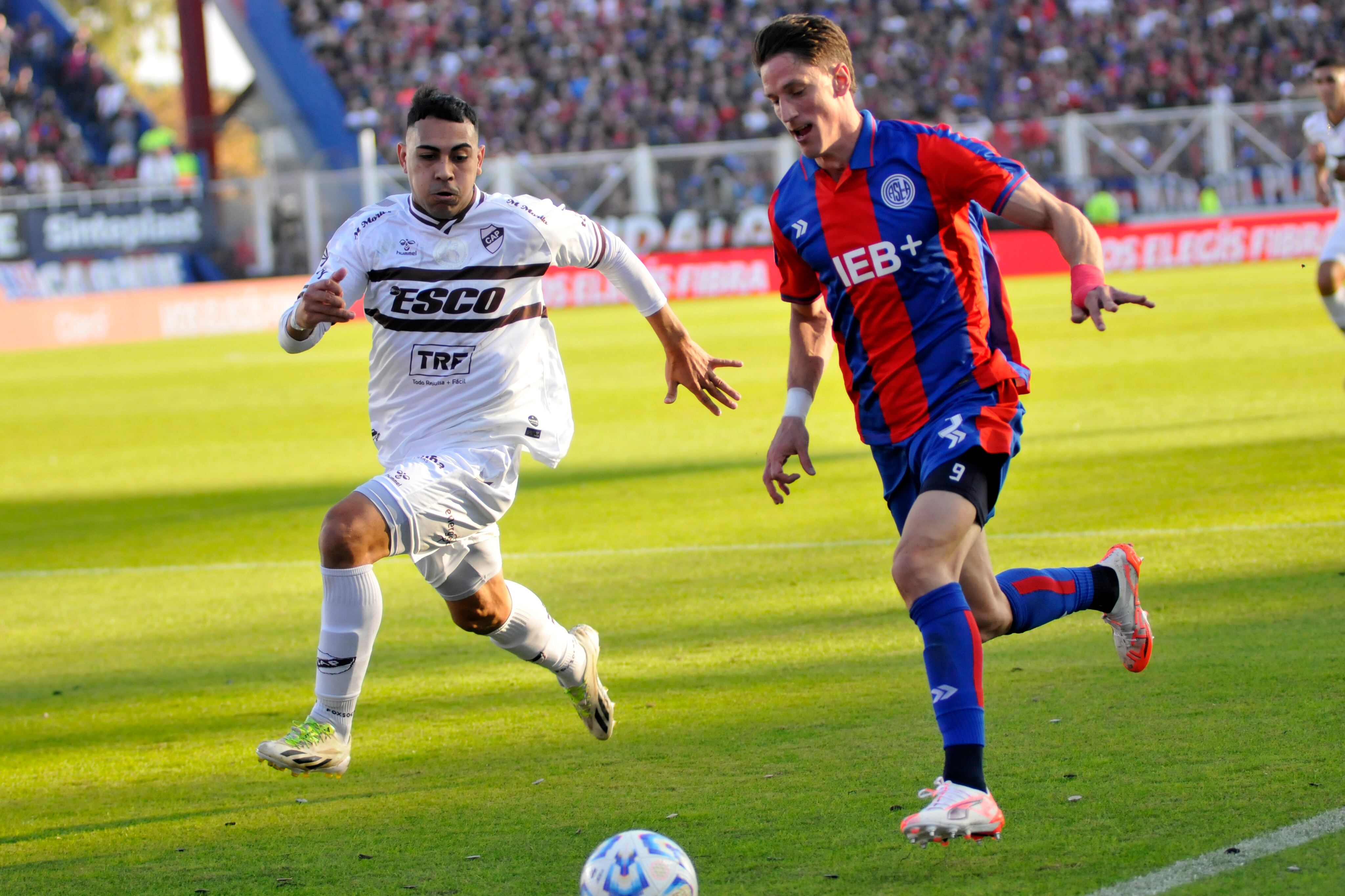 Vombergar lleva la pelota ante la marca de Saborido