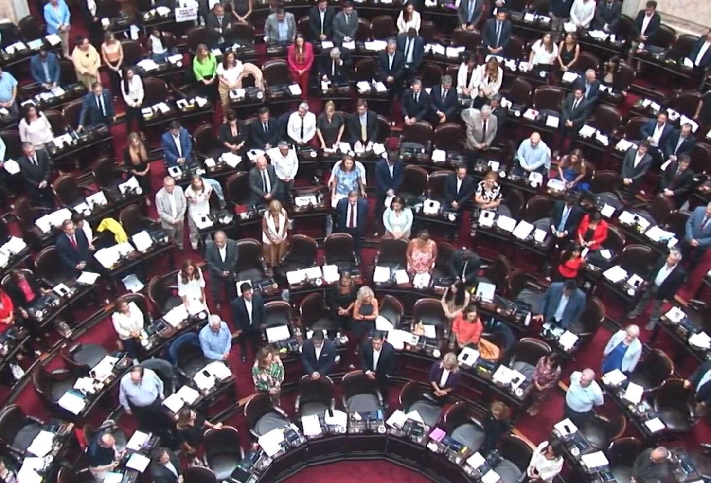 Al finalizar el minuto de silencio, la Cámara elevó un aplauso cerrado