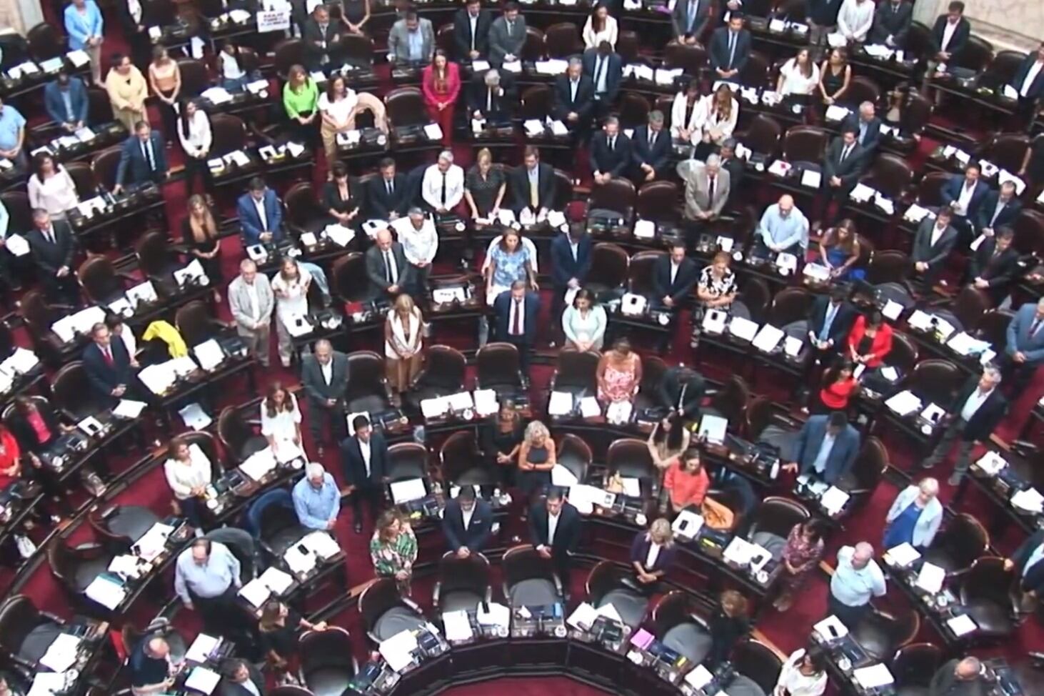 Al finalizar el minuto de silencio, la Cámara elevó un aplauso cerrado
