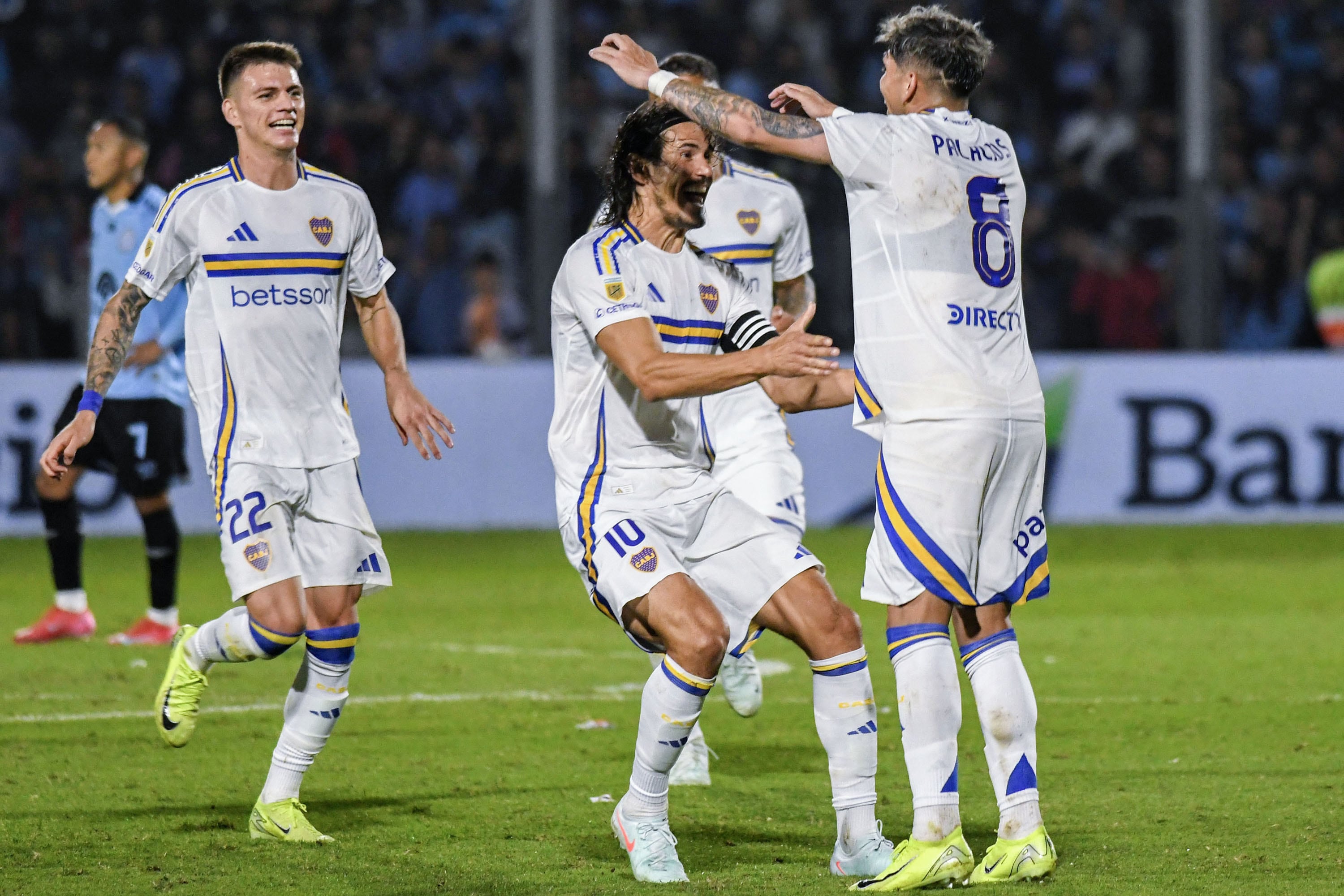 Cavani celebra el gol de Palacios, el tercero de Boca