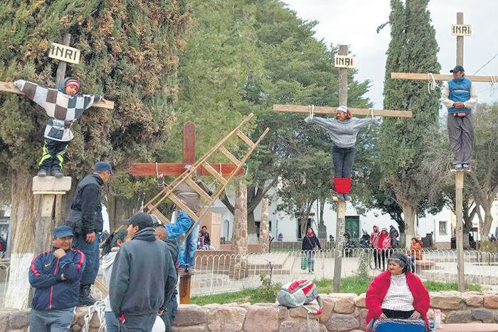 En la “crucifixión simbólica” un chico de 9 años estuvo tres horas en la cruz.