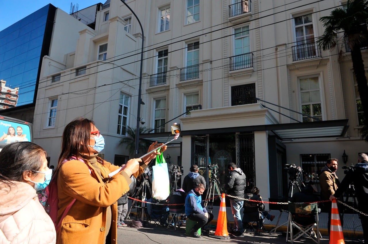 Guardia periodística frente al sanatorio Otamendi, donde está internado el Chano.