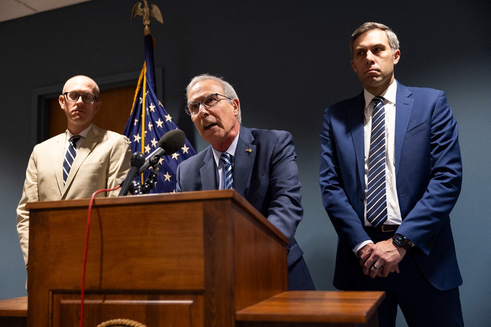 El fiscal Weisss explica el fallo en conferencia de prensa.
