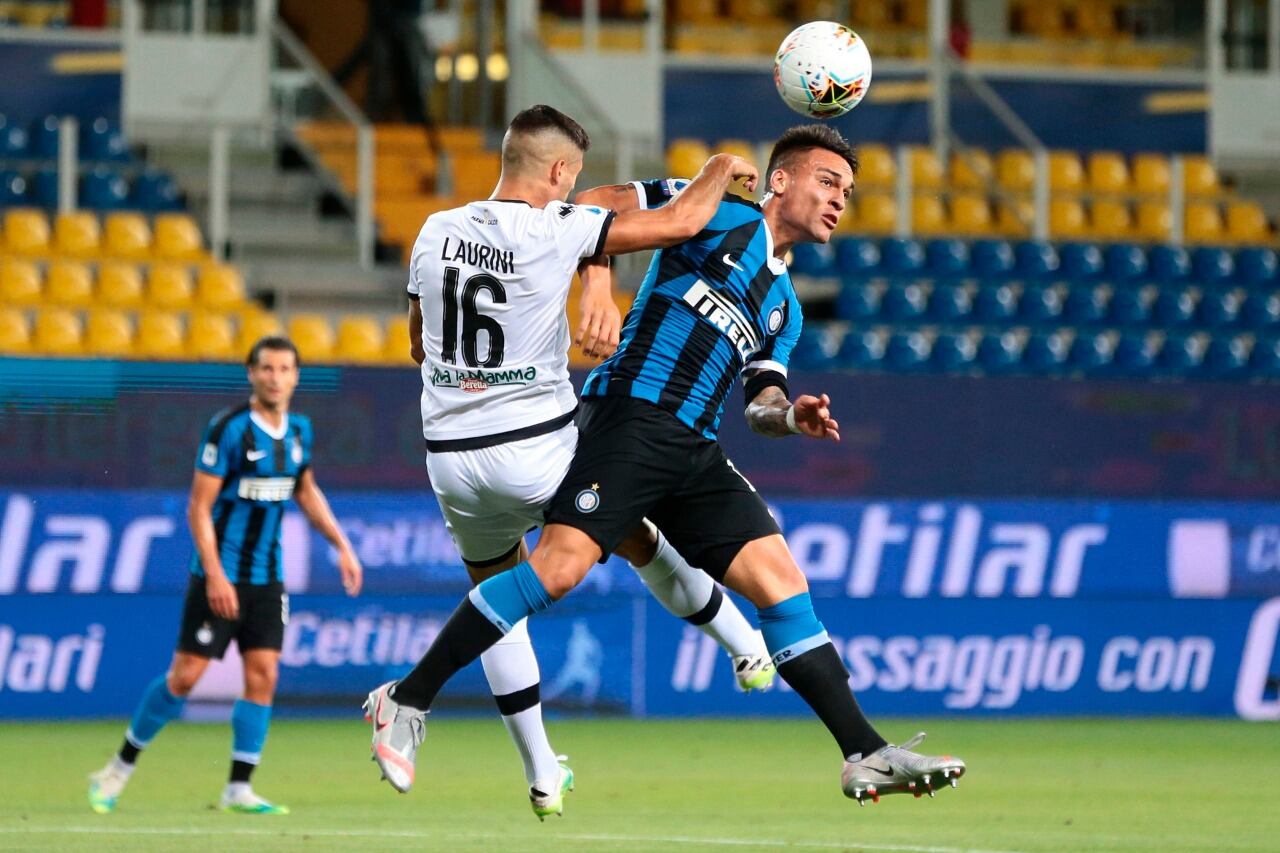 El Toro Martínez disputa la pelota con el francés Laurini. Ganó Inter.