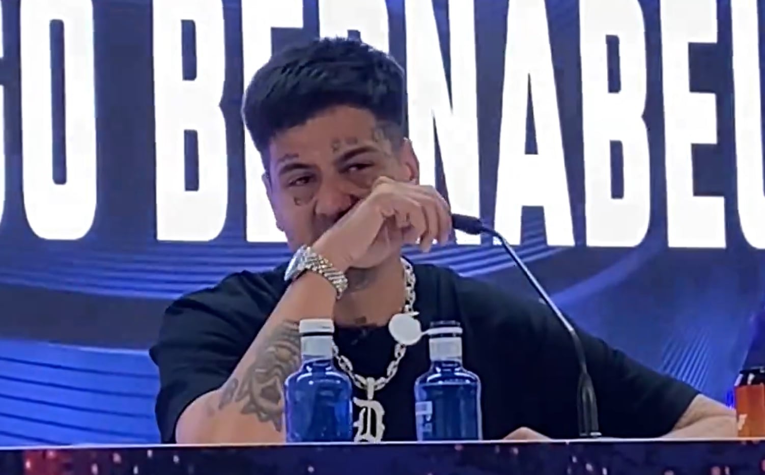 Duki, emocionado por la pregunta de su madre Sandra.