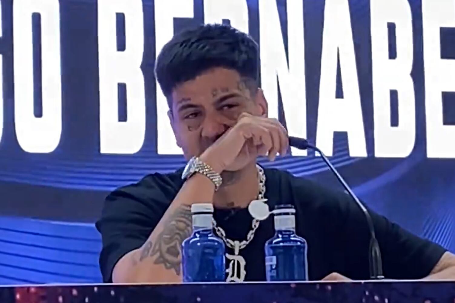 Duki, emocionado por la pregunta de su madre Sandra.