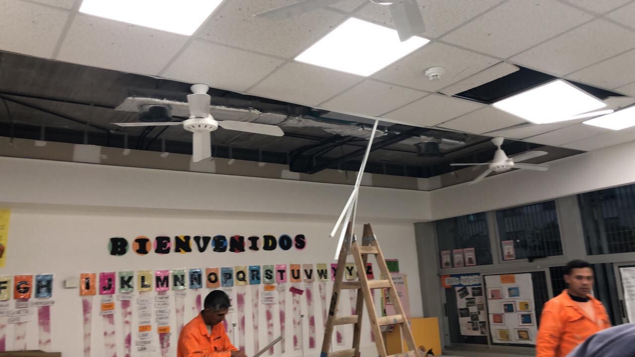 Los módulos del techo se vinieron abajo por el agua. 