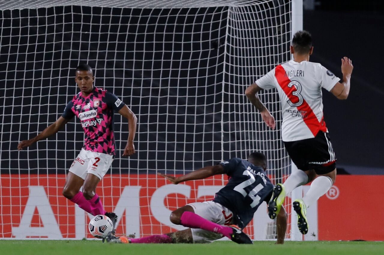 Angileri convierte el primer gol de River