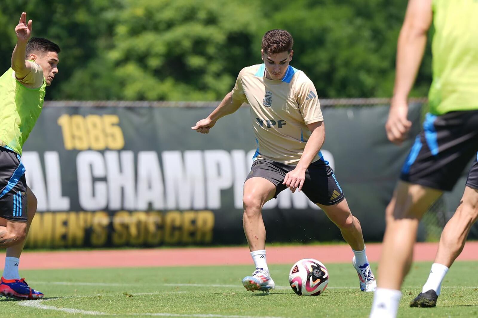 Julián Álvarez pelea por un lugar con Lautaro Martínez.