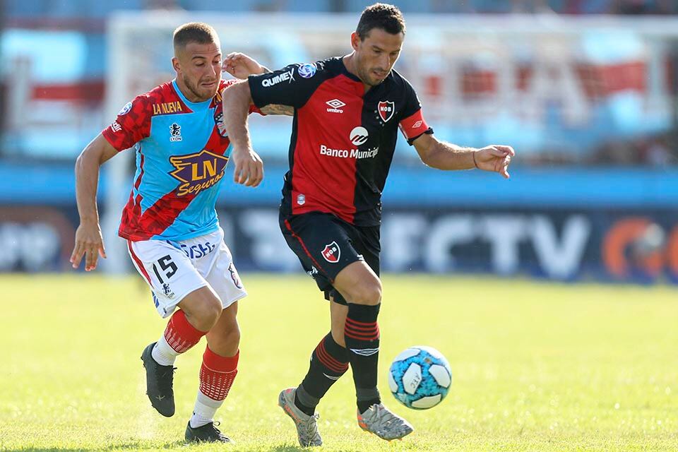 1- Maxi Rodríguez, de penal, salvó a su equipo de caer en el debut 2- Torrent, autor del gol de Arsenal, festeja