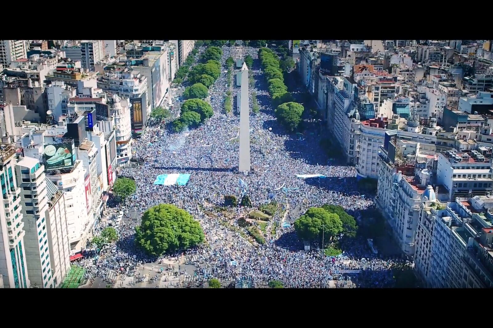 La ciudad en celeste y blanco, una imagen que eriza la piel en pantalla grande.