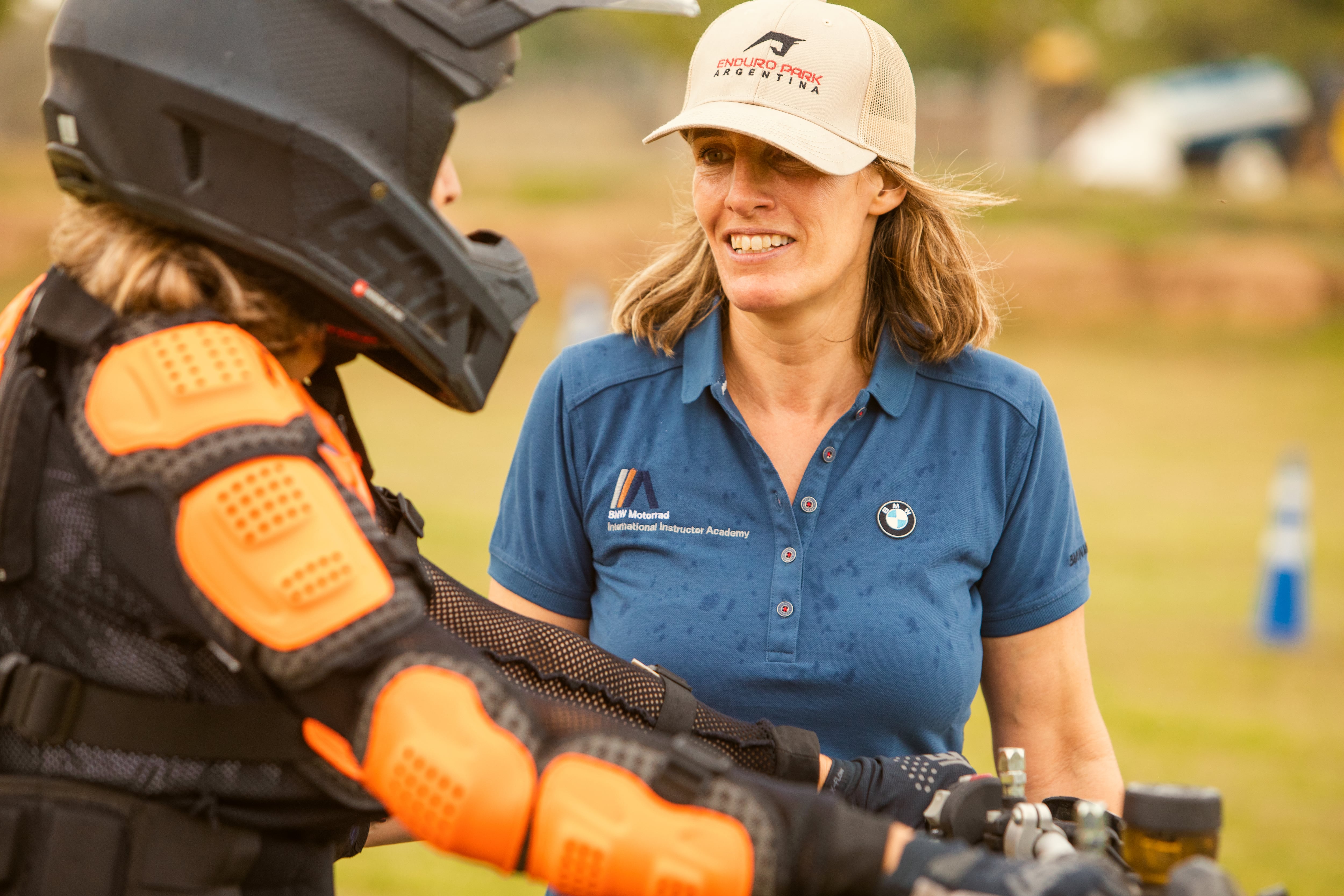 María Casares dialoga con una motociclista en el Enduro Park de San Pedro