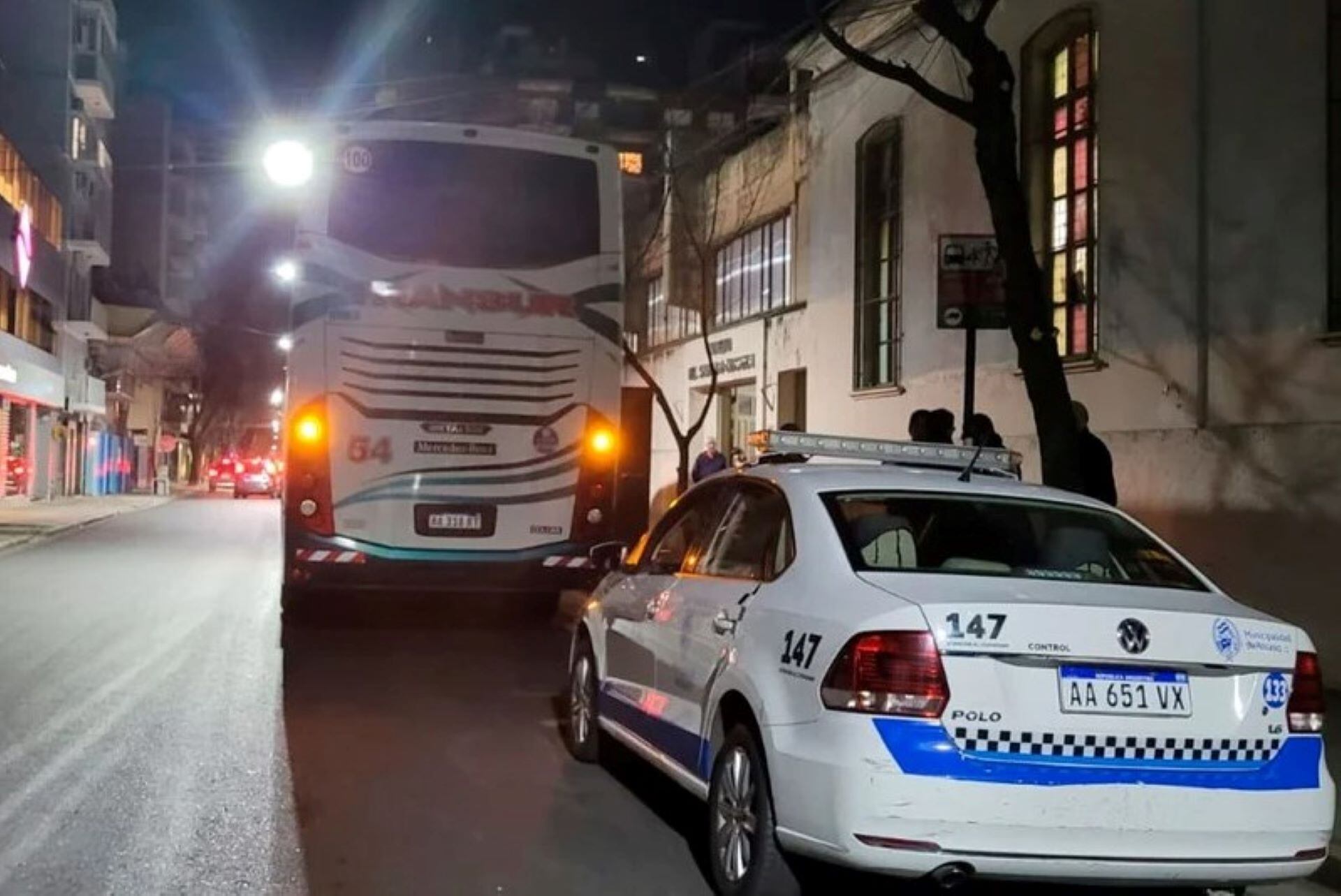 El micro en la puerta del colegio Sagrado Corazón, en Rosario. (Fuente: @emergenciasAR) 