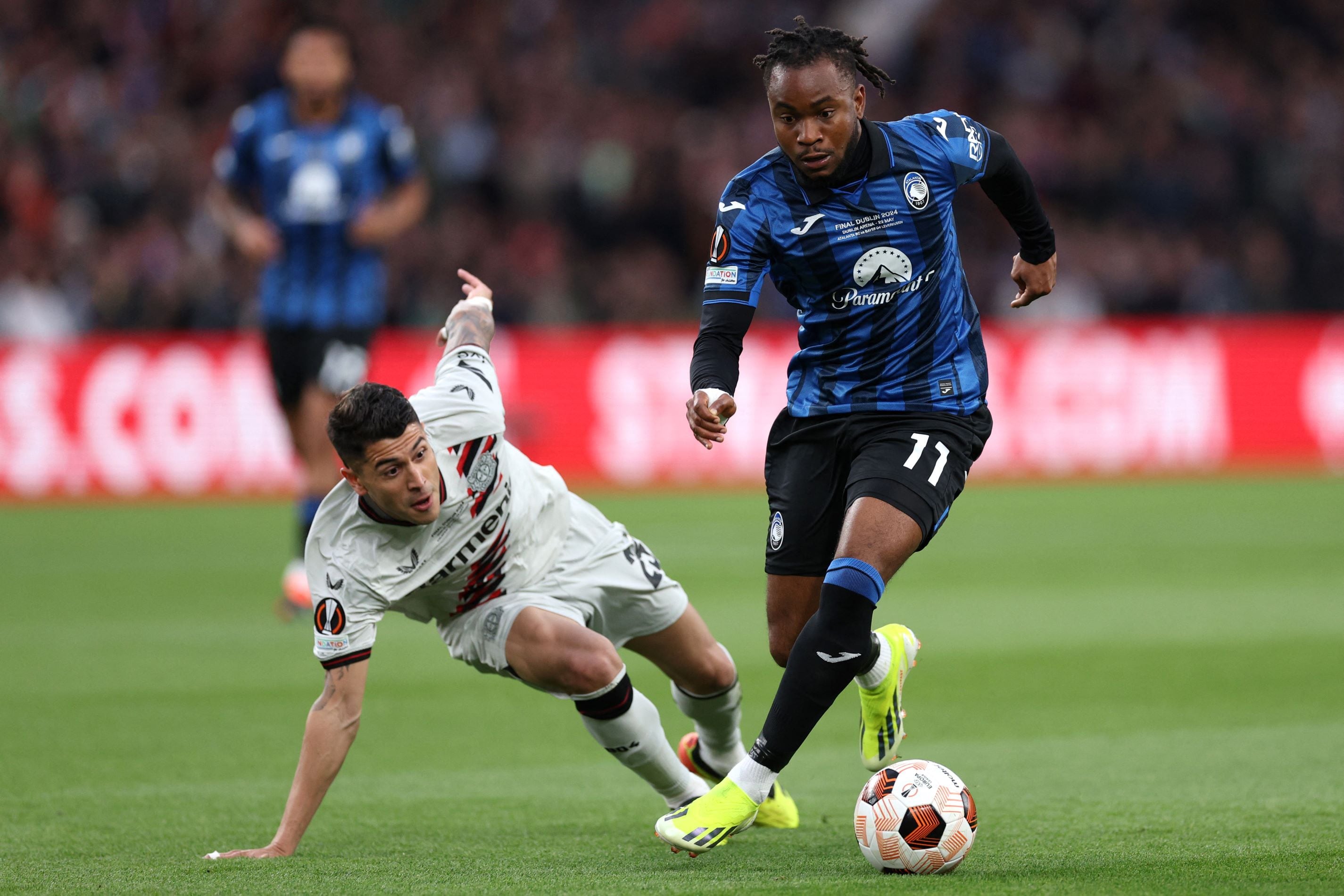 Lookman, que metió tres goles, se desmarca ante la persecución de Palacios