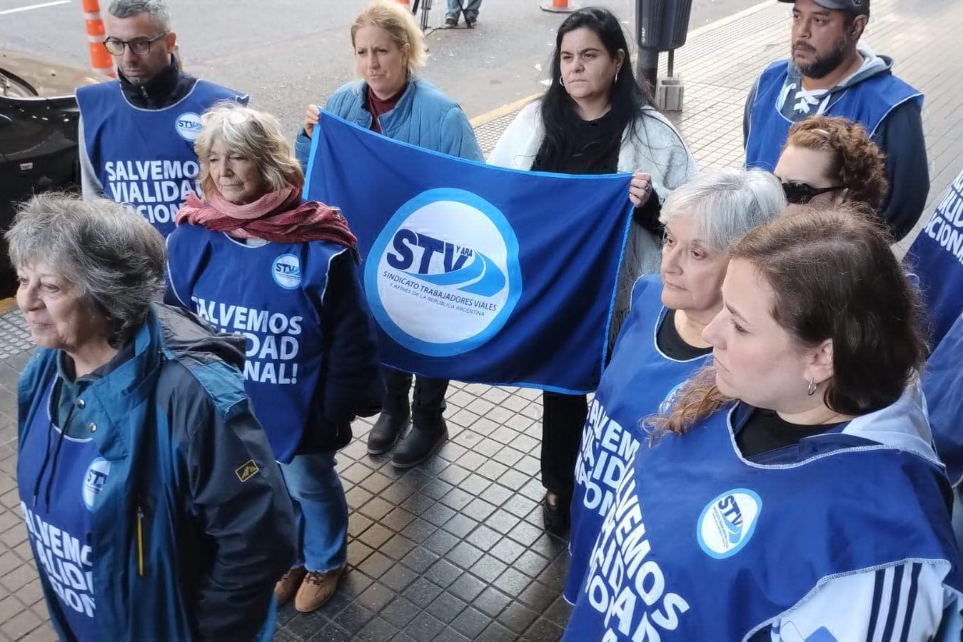Trabajadores de Vialidad acercándose a una protesta.