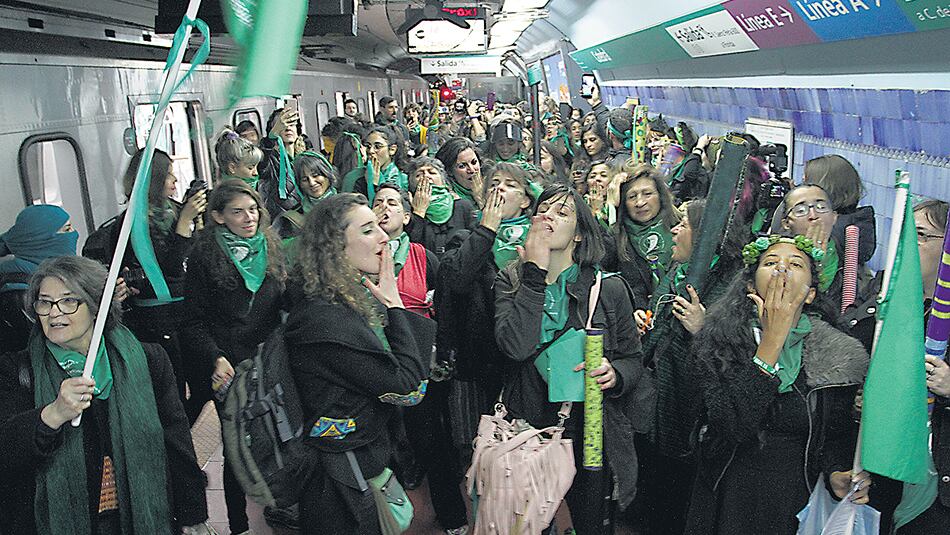 Los subtes fueron copados por el llamado a inundar el Congreso el 8, día de la votación.