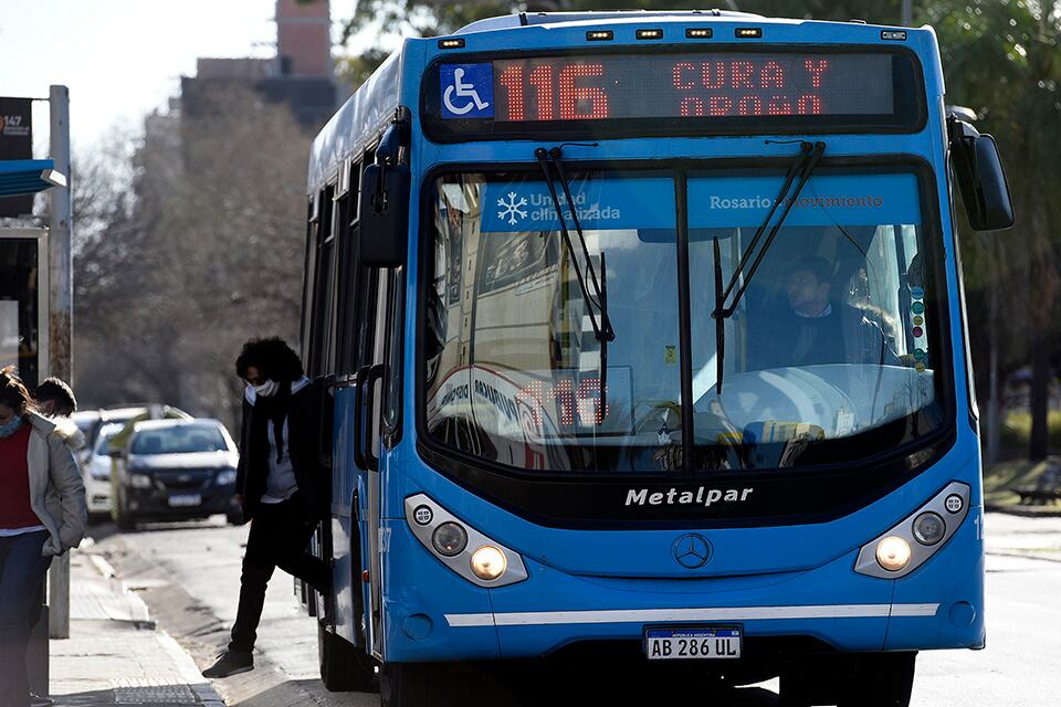 Colectivos llevando y trayendo gente, una postal poco habitual en este 2020.