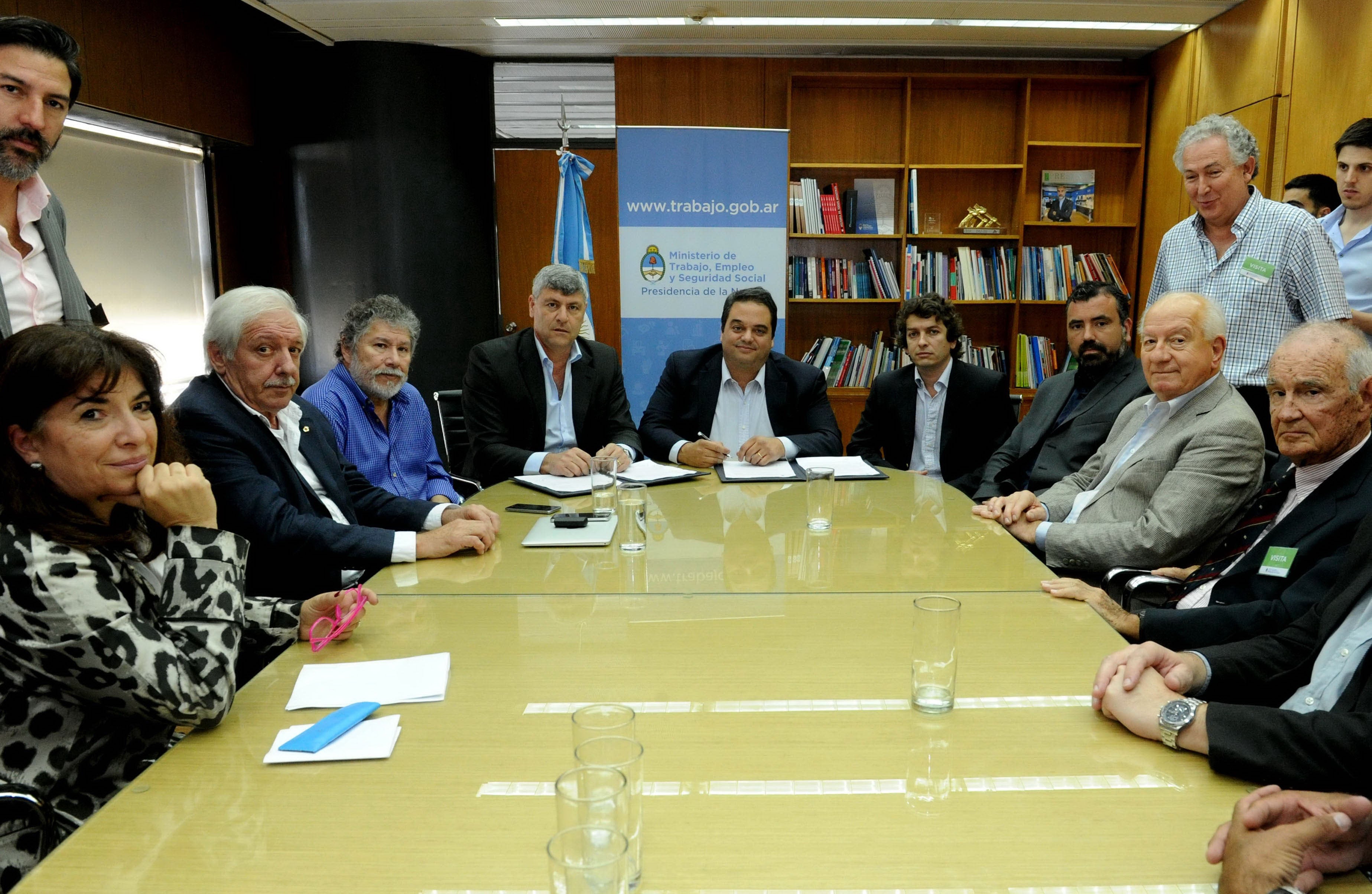 El ministro Triaca encabezó las reuniones con el gremio y las industrias lácteas.