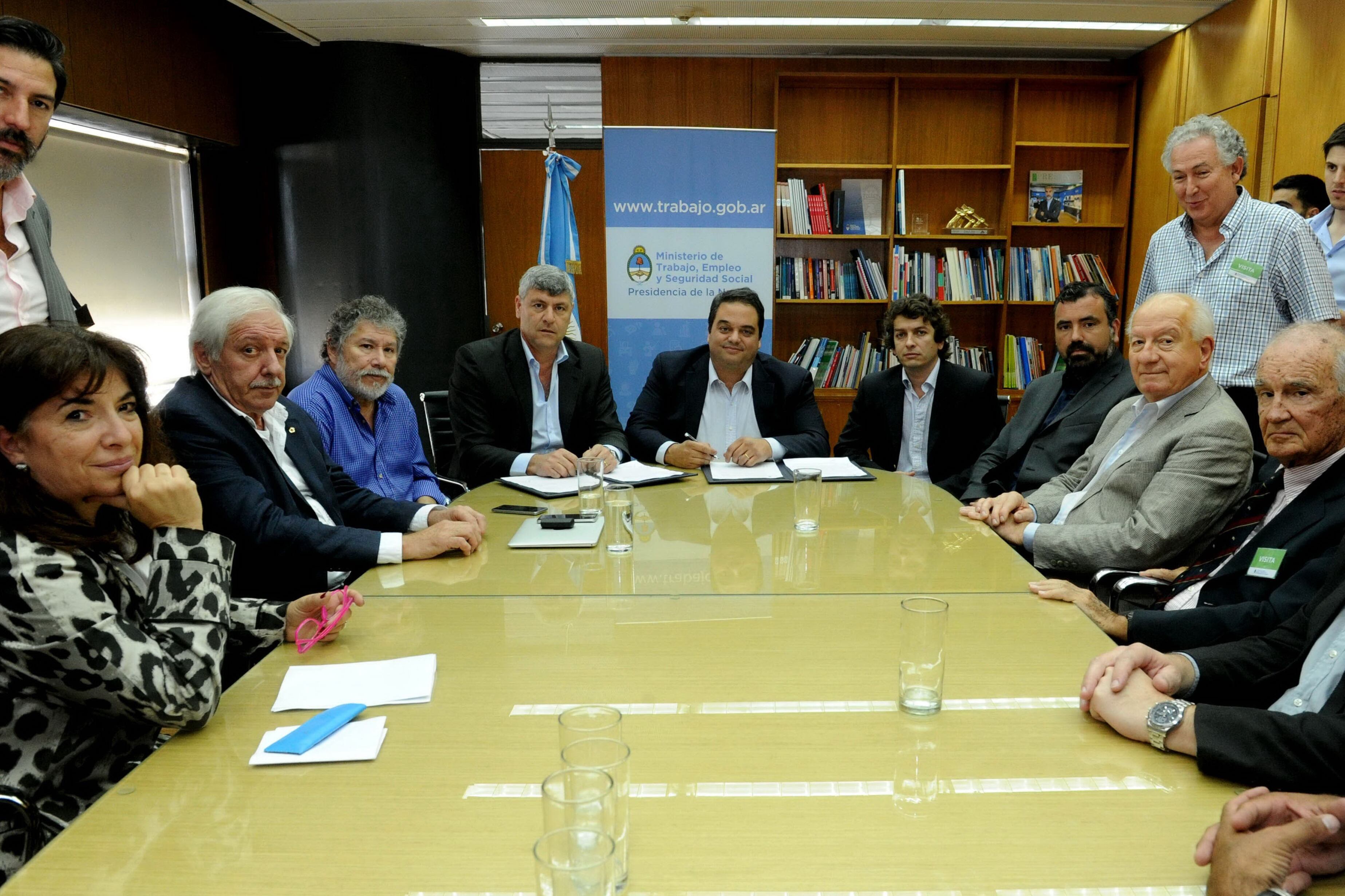 El ministro Triaca encabezó las reuniones con el gremio y las industrias lácteas.