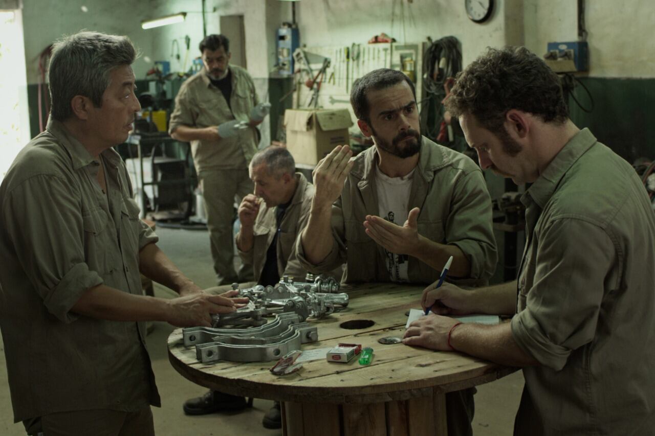 Los operarios de una cooperativa eléctrica conforman uno de los puntos de vista.