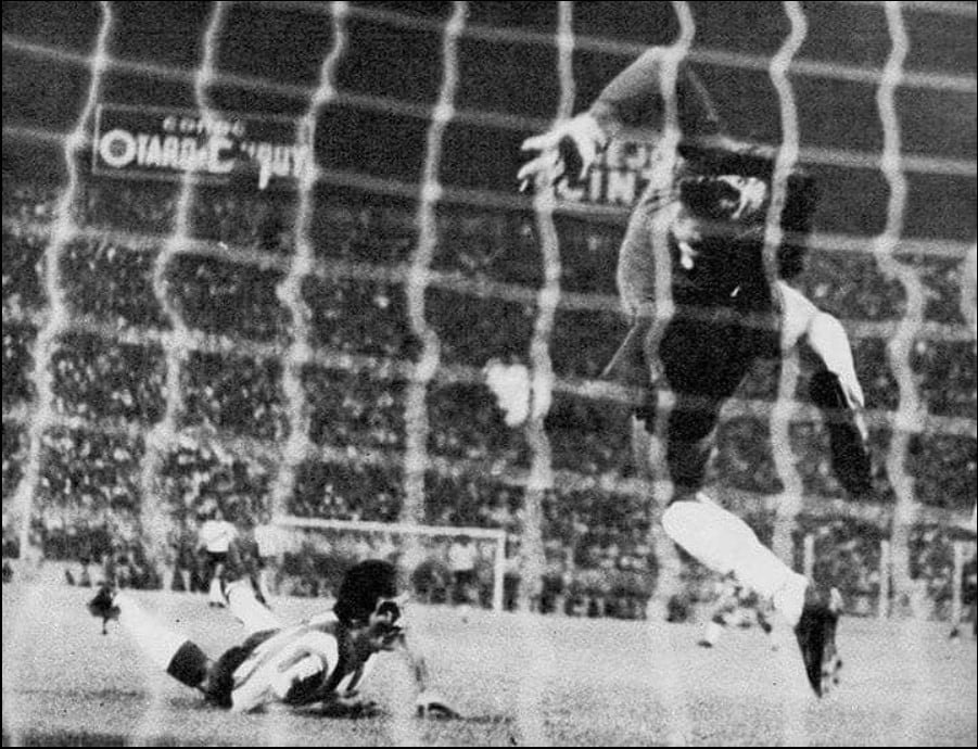 Atajada espectacular de Fillol ante el cabezazo de la Bruja Verón