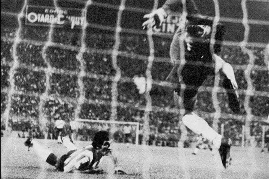 Atajada espectacular de Fillol ante el cabezazo de la Bruja Verón