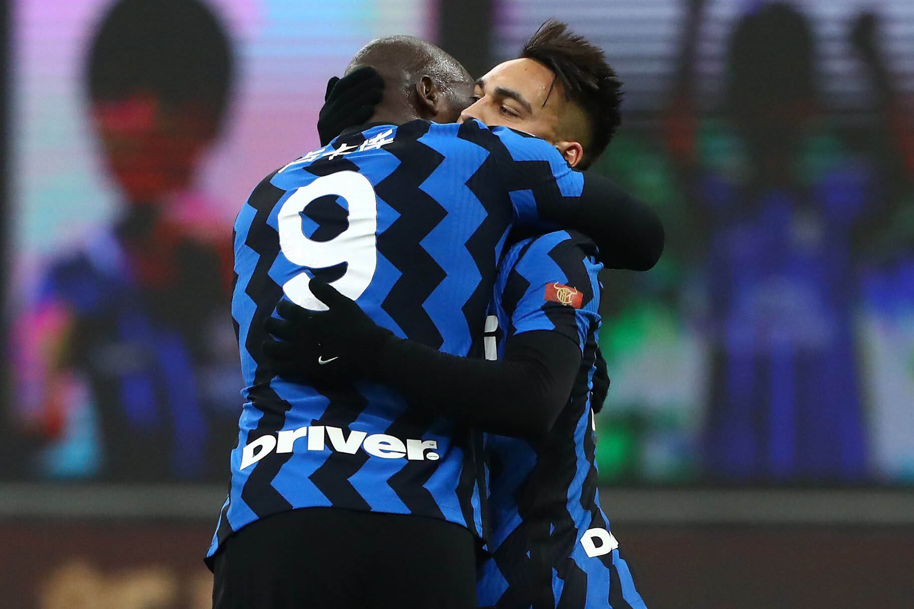 Abrazo de Lautaro y Lukaku, autores de la goleada sobre Milan.