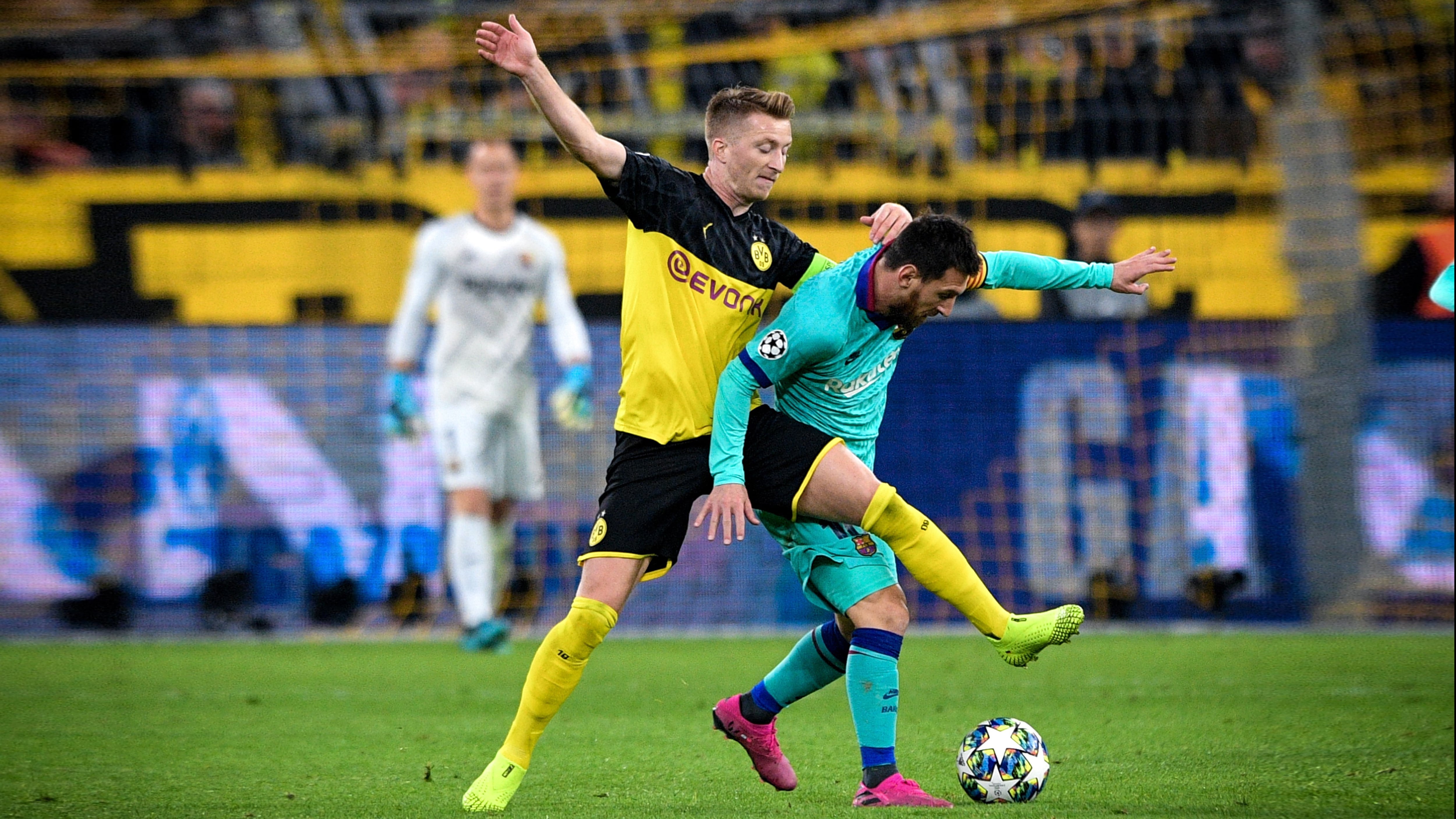 Messi intenta escapar de su marcador en Alemania.