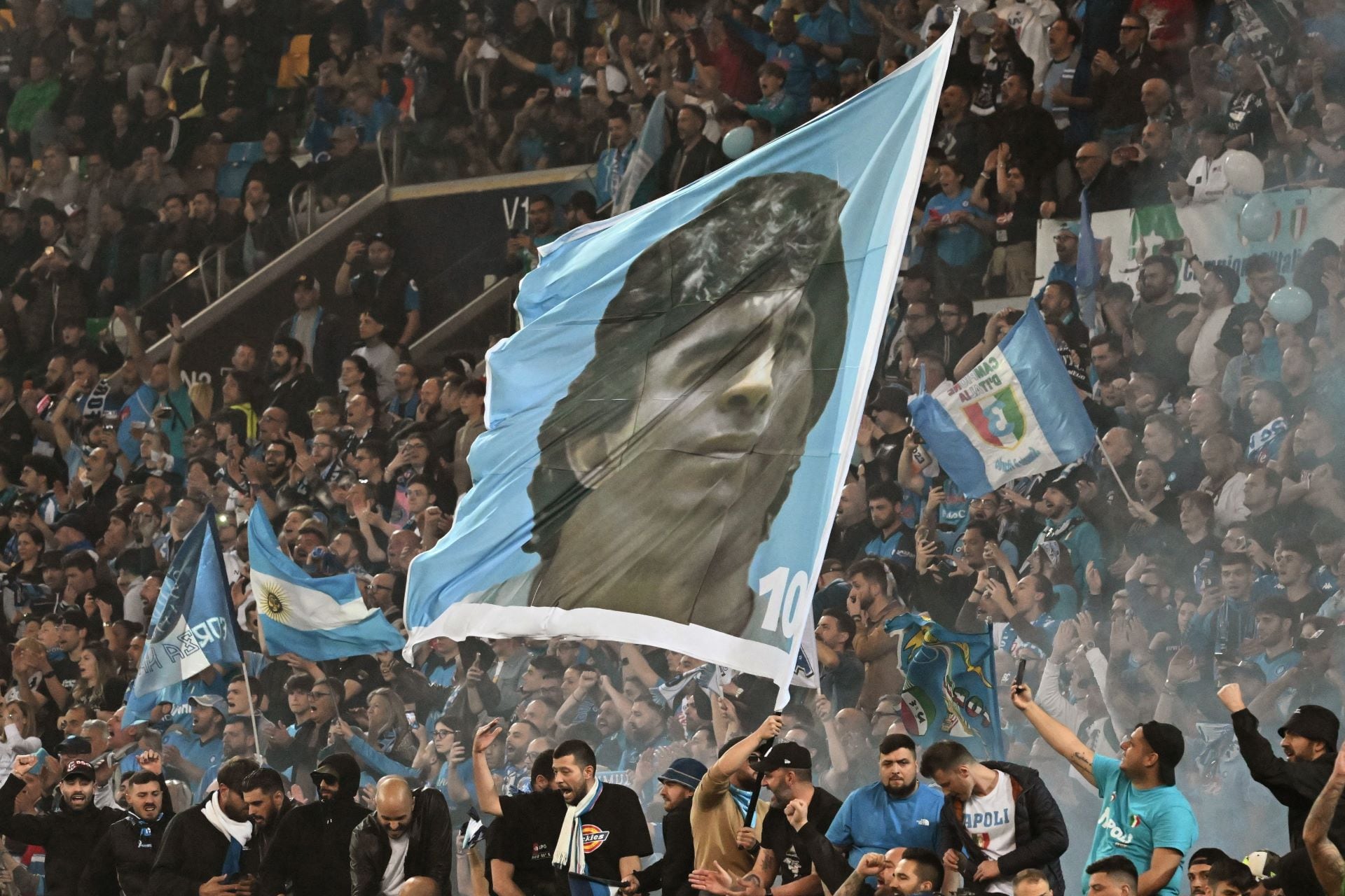 El Napoli campeón de Italia de la temporada 2022-2023. Y la bandera del ídolo máximo Diego Maradona entre los tifosi.