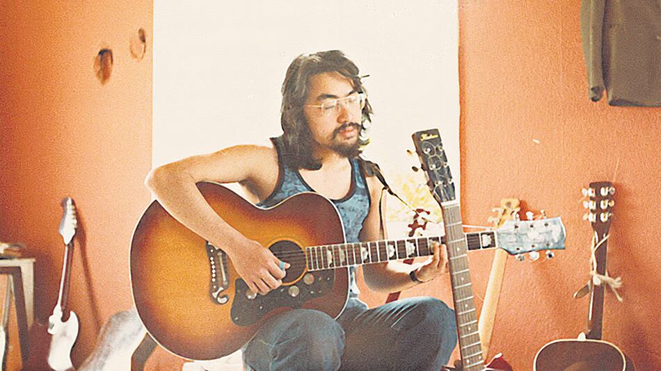 Retrato del Nobel cachorro en 1977, fotografiado en Surrey, con 23 años.