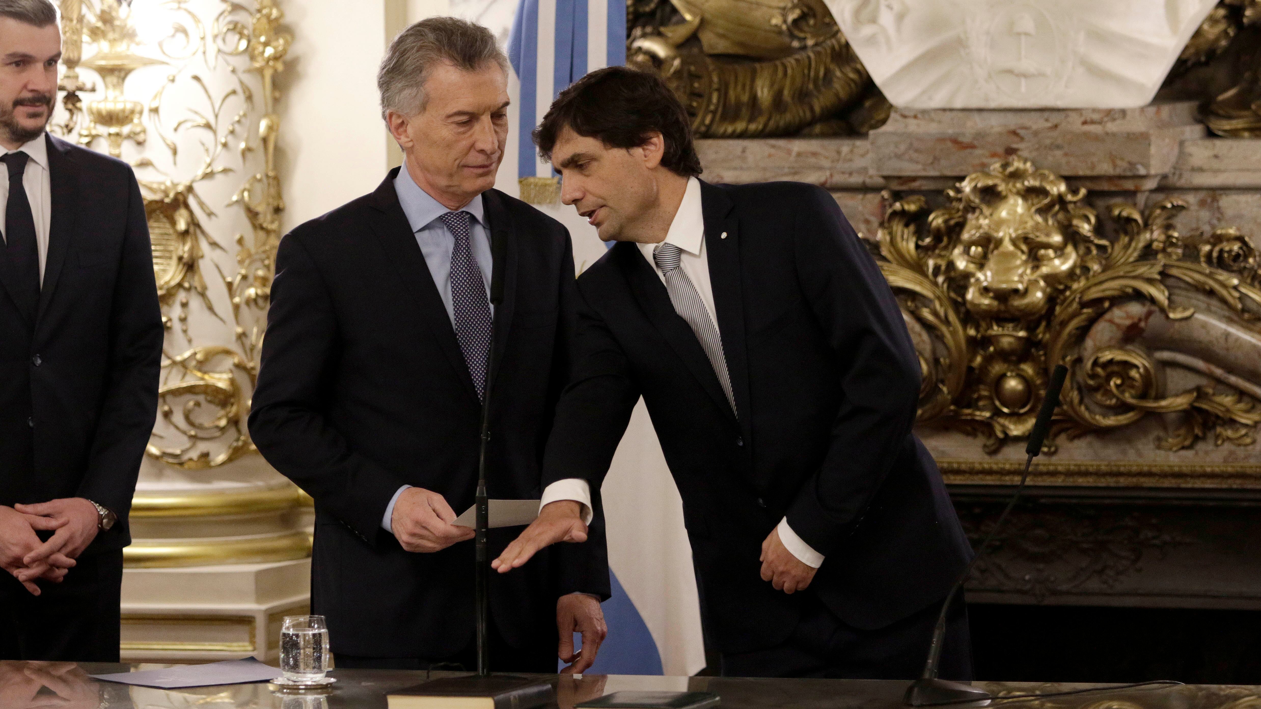 Macri le toma juramento a Lacunza, nuevo ministro de Hacienda. Poco después habló, pero a los mercados. 