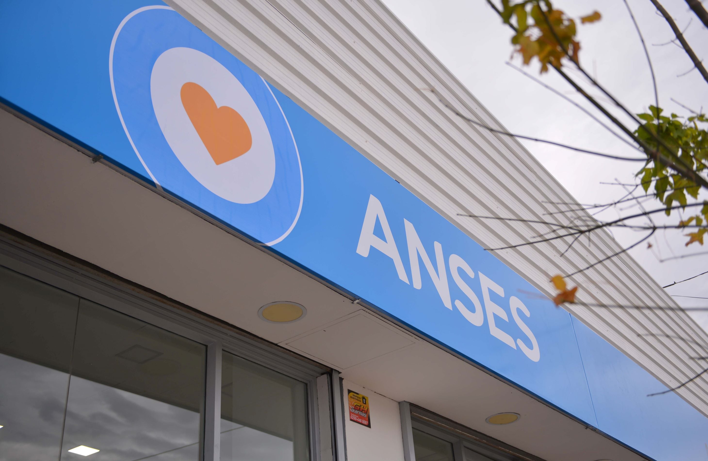 El pago de la mínima, con el incremento y el bono, se realizará en dos cuotas. Imagen: Anses.