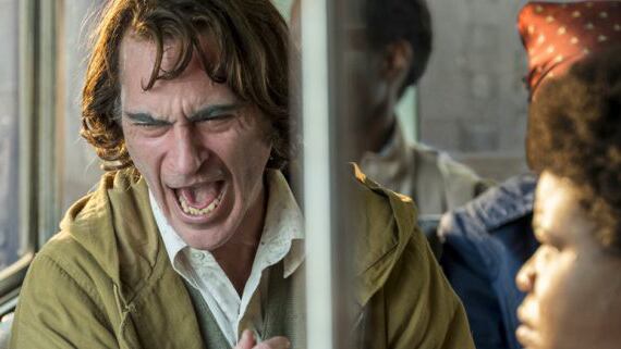 El  “Happy” de Joaquin Phoenix es capaz de reír y llorar al mismo tiempo.