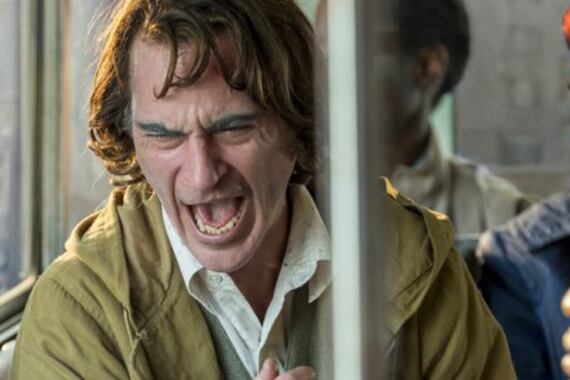 El “Happy” de Joaquin Phoenix es capaz de reír y llorar al mismo tiempo.