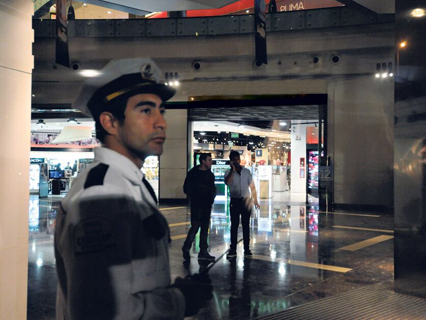 Ya no van de compras, pero tampoco de paseo. Los shoppings muestran una inusual falta de concurrencia.