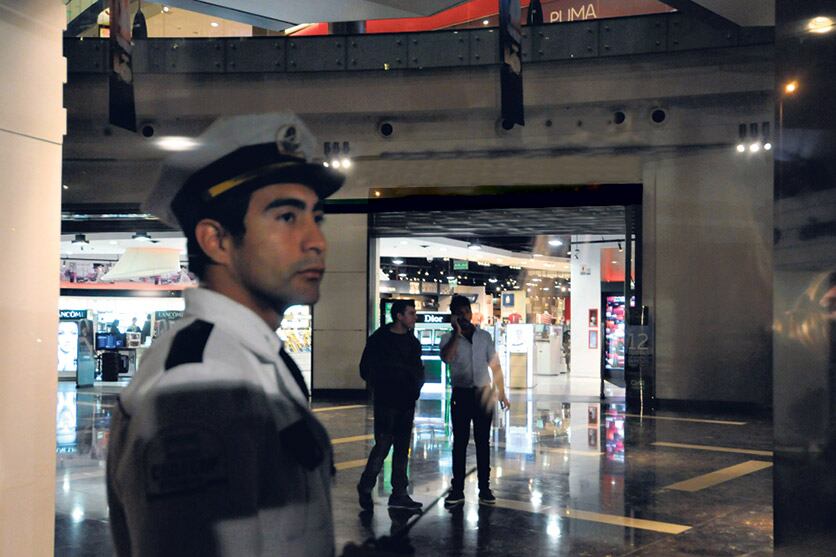 Ya no van de compras, pero tampoco de paseo. Los shoppings muestran una inusual falta de concurrencia.