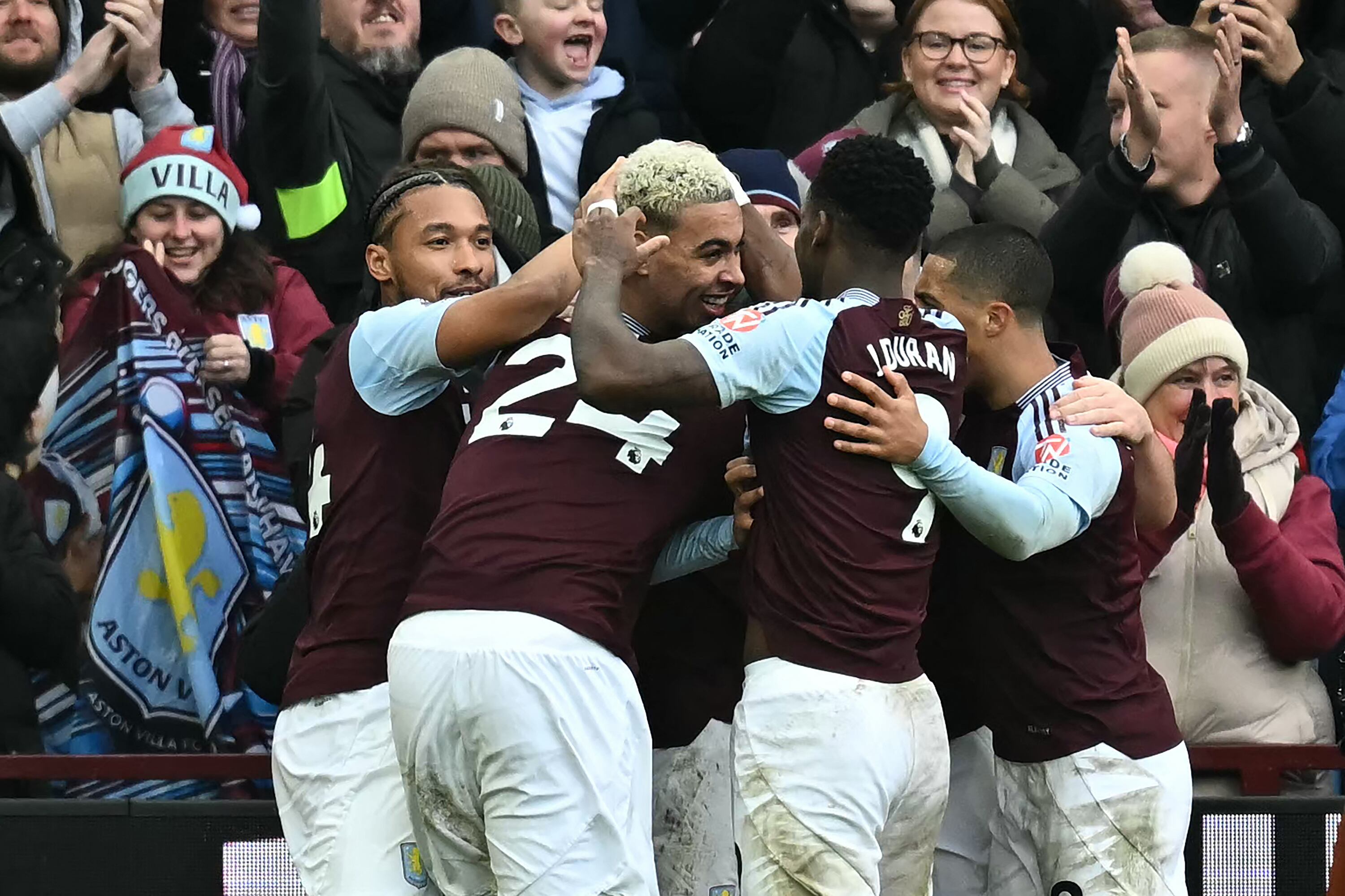 Todo Aston Villa celebra el triunfo ante el golpeado City