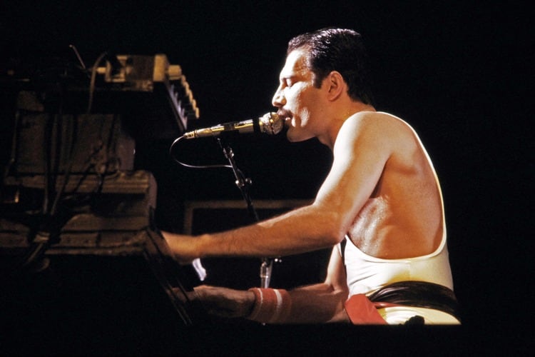 Mercury, durante un show en Paris, en 1984. 