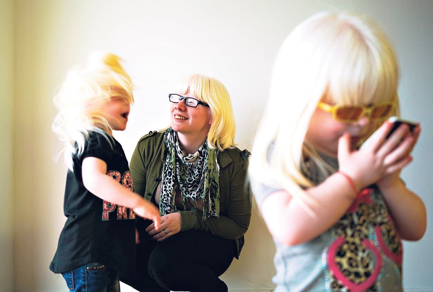 Patricia Avendaño y sus mellizas albinas de dos años y medio.