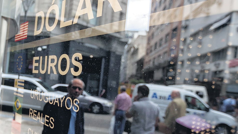 El dólar minorista cerró sin cambios luego de la intervención del BCRA que revirtió la suba en el mayorista.