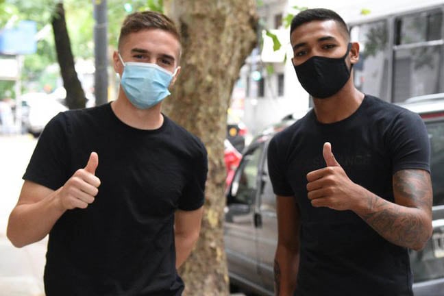 Agustín Palavecino y Héctor David Martínez saludan a los hinchas.
