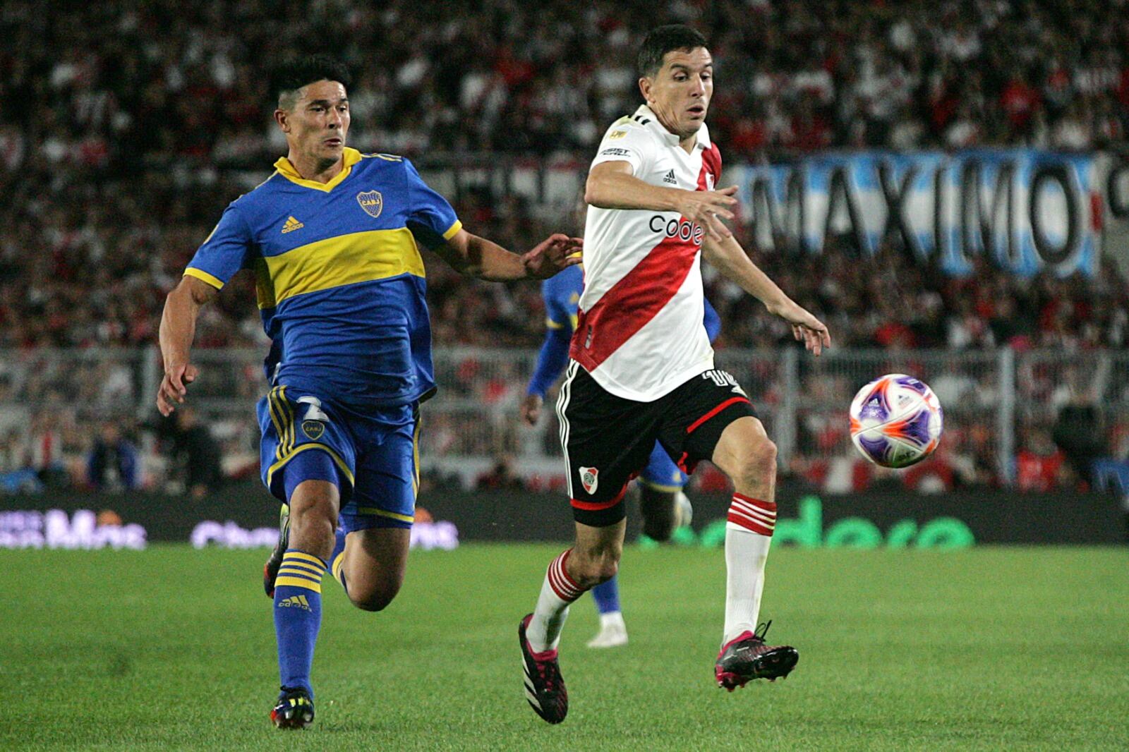 Roncaglia persigue a Nacho Fernández en el último Superclásico