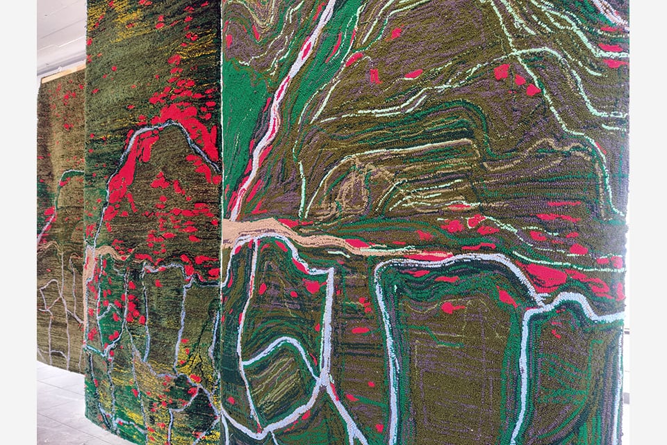 Los bordados de Inés Martino "traducen" fotografías satelitales de NASA FIRMS que registraron la acción del fuego en los humedales del Paraná en 2019 y 2021.