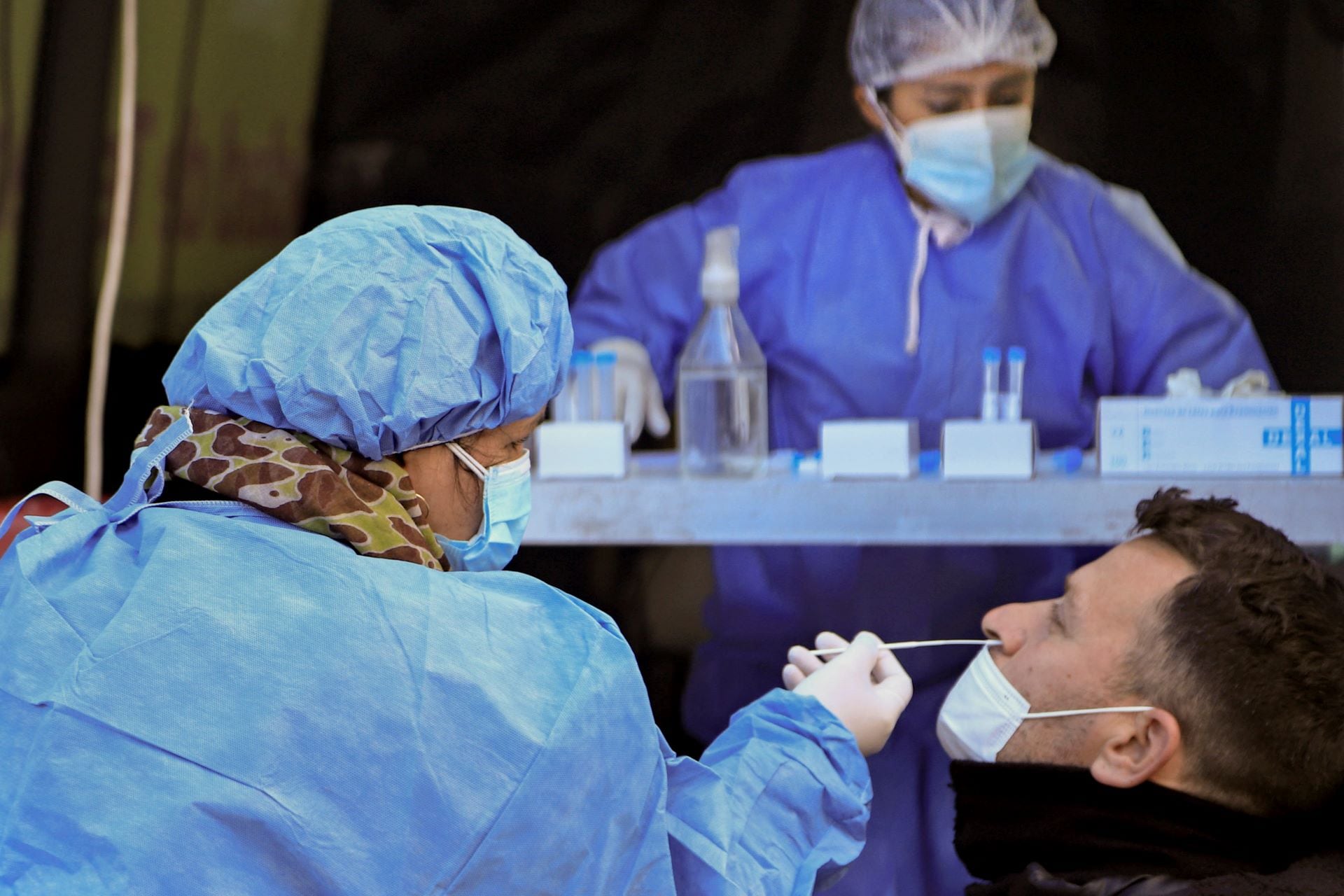 Crecen los contagios de covid-19 en el mundo de la mano de la subvariante de ómicron, que puede infectar a personas con los esquemas de vacunas y dosis de refuerzo contra el coronavirus. (Foto:NA)