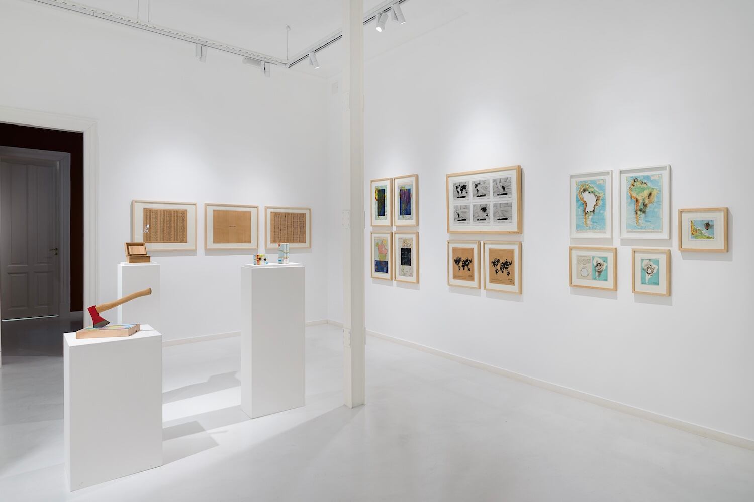 Vista parcial de la exposición de Horacio Zabala. Abajo: Laberinto con cita del arte concreto; 1972, de Zabala.