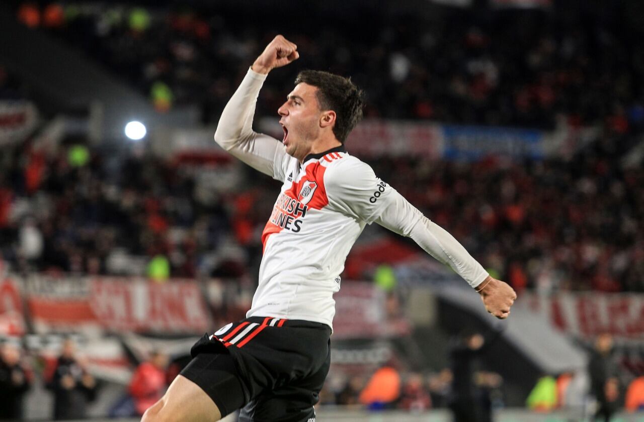 Paradela anotó un golazo y dio una asistencia de lujo para el segundo tanto