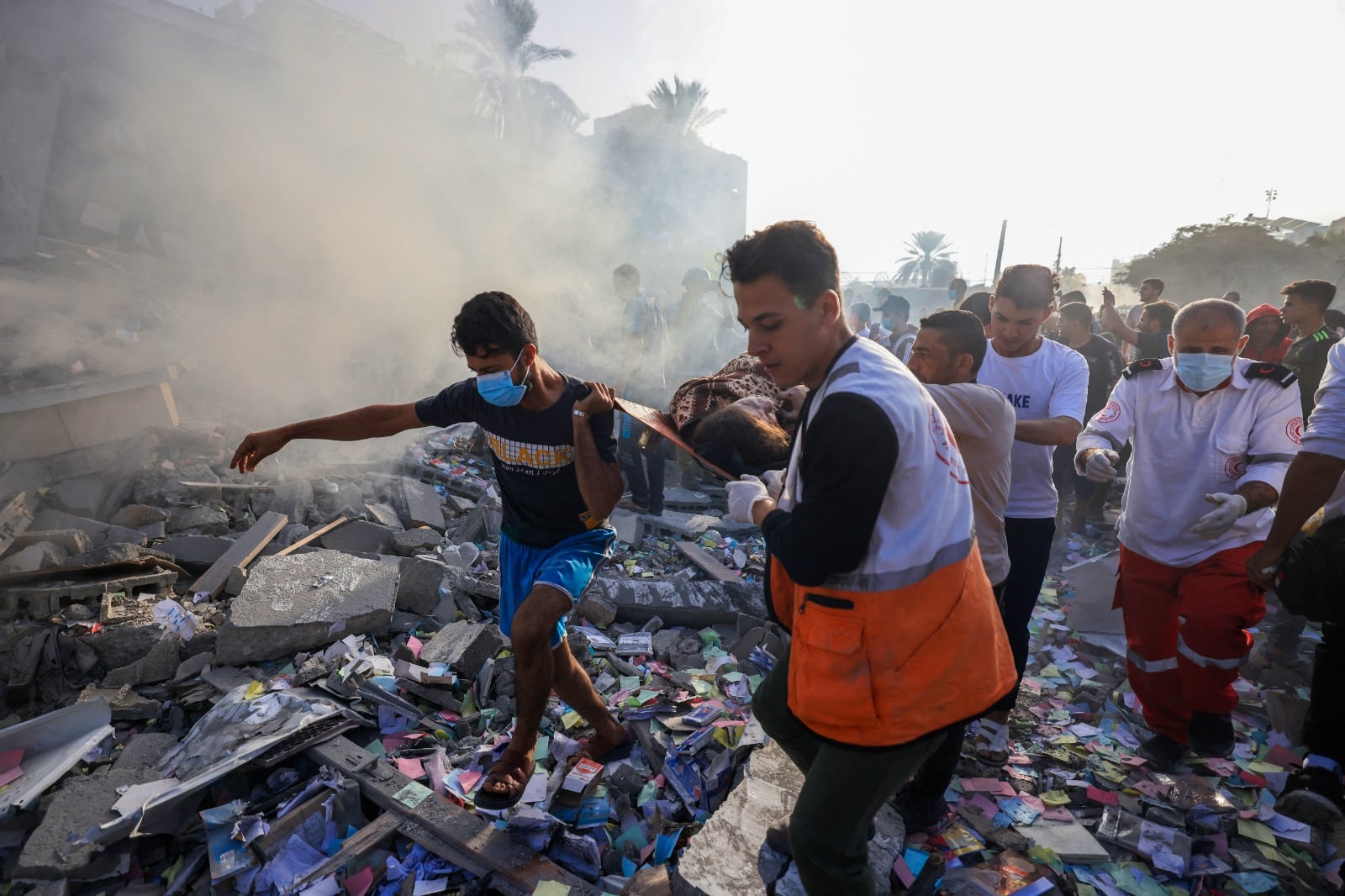 Palestinos cargan a una víctima del bombardeo israelí en Khan Yunis, sur de Gaza.