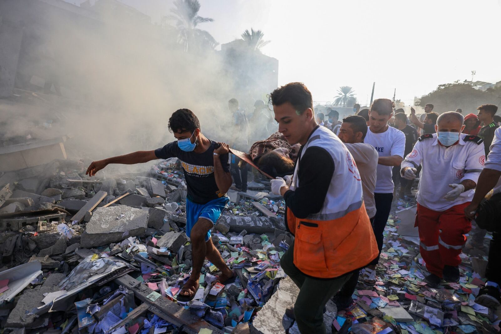 Palestinos cargan a una víctima del bombardeo israelí en Khan Yunis, sur de Gaza.