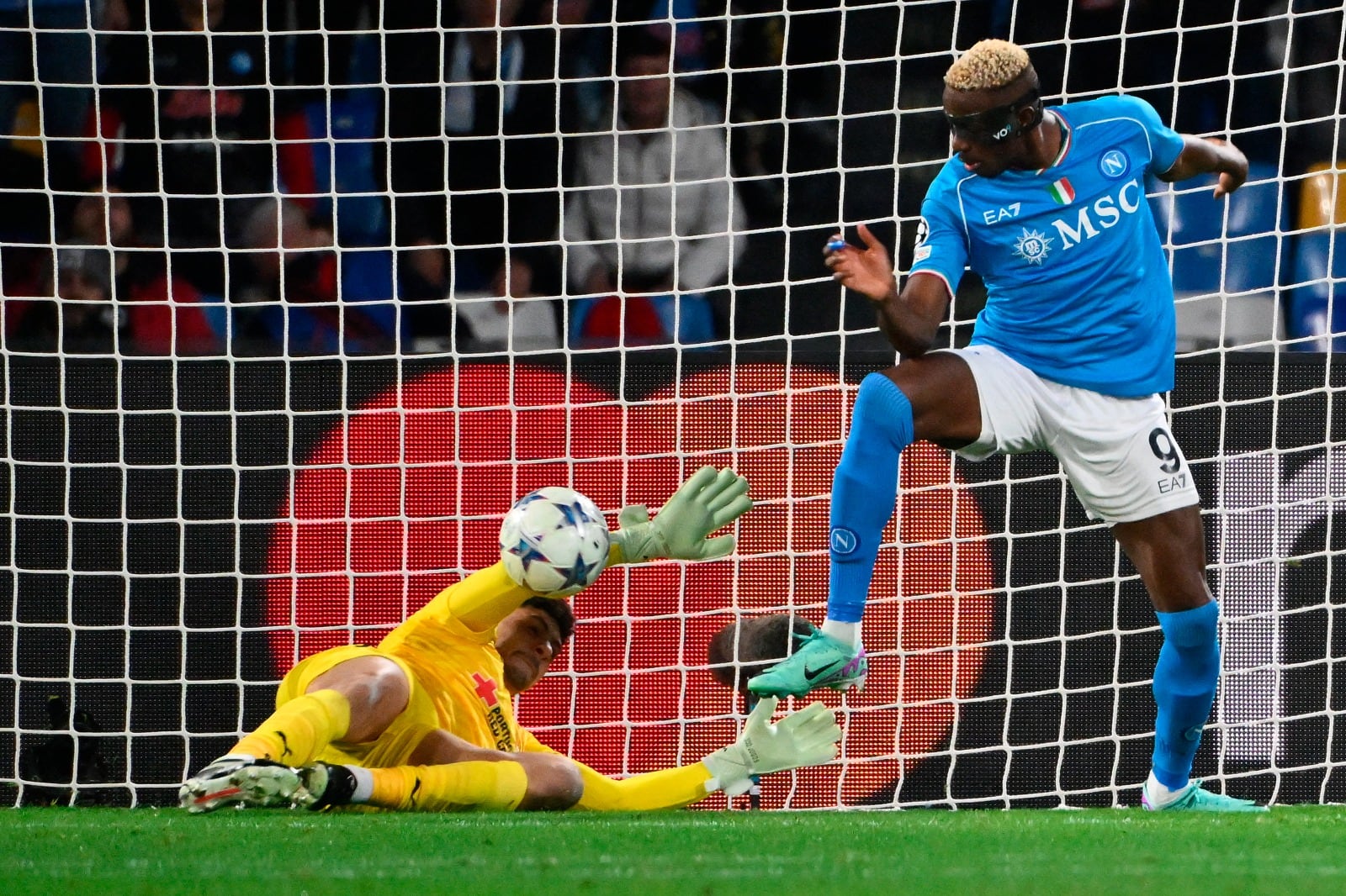 El goleador nigeriano Osimhen marcó la apertura para los napolitanos